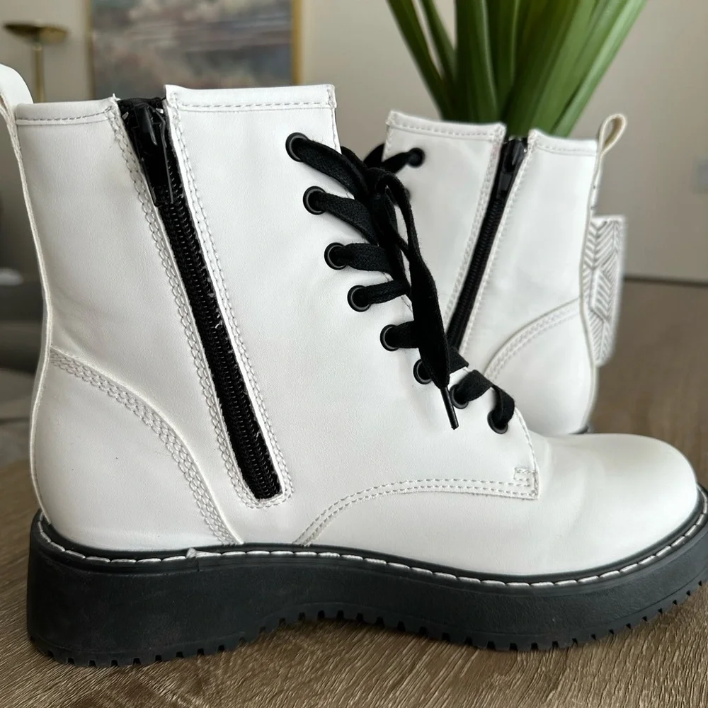 BETTYY WHITE/BLACK Boots - Picture 6 of 6